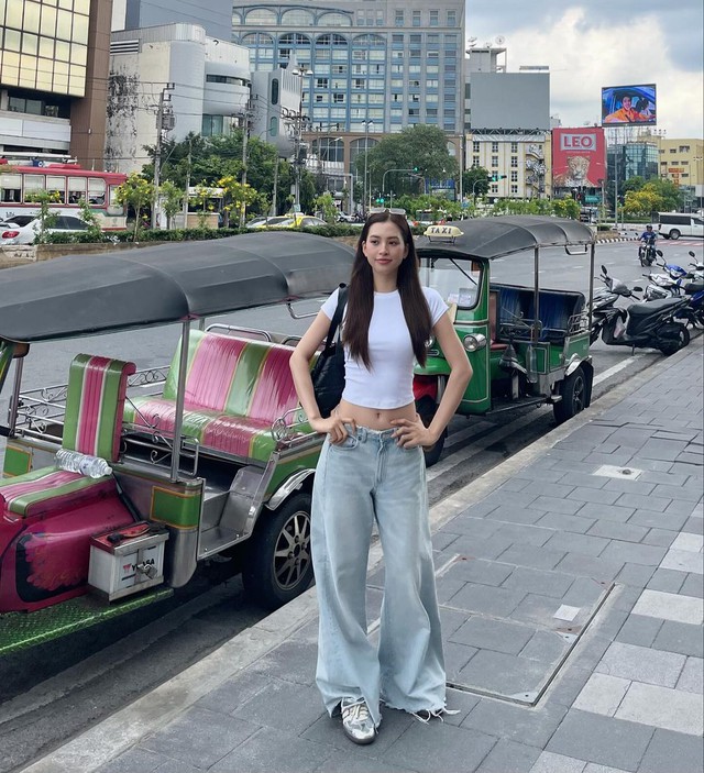 Tạo nét mới với mốt quần jeans trứ danh khi dạo phố- Ảnh 3. Tạo nét mới với mốt quần jeans trứ danh khi dạo phố- Ảnh 3.