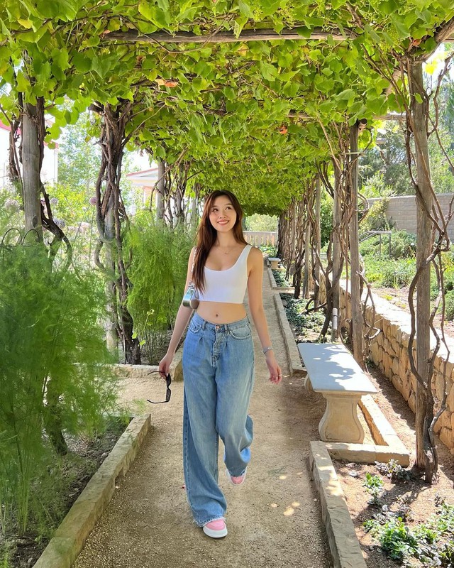 Tạo nét mới với mốt quần jeans trứ danh khi dạo phố- Ảnh 6. Tạo nét mới với mốt quần jeans trứ danh khi dạo phố- Ảnh 6.