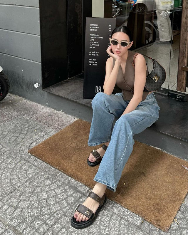 Tạo nét mới với mốt quần jeans trứ danh khi dạo phố- Ảnh 8. Tạo nét mới với mốt quần jeans trứ danh khi dạo phố- Ảnh 8.