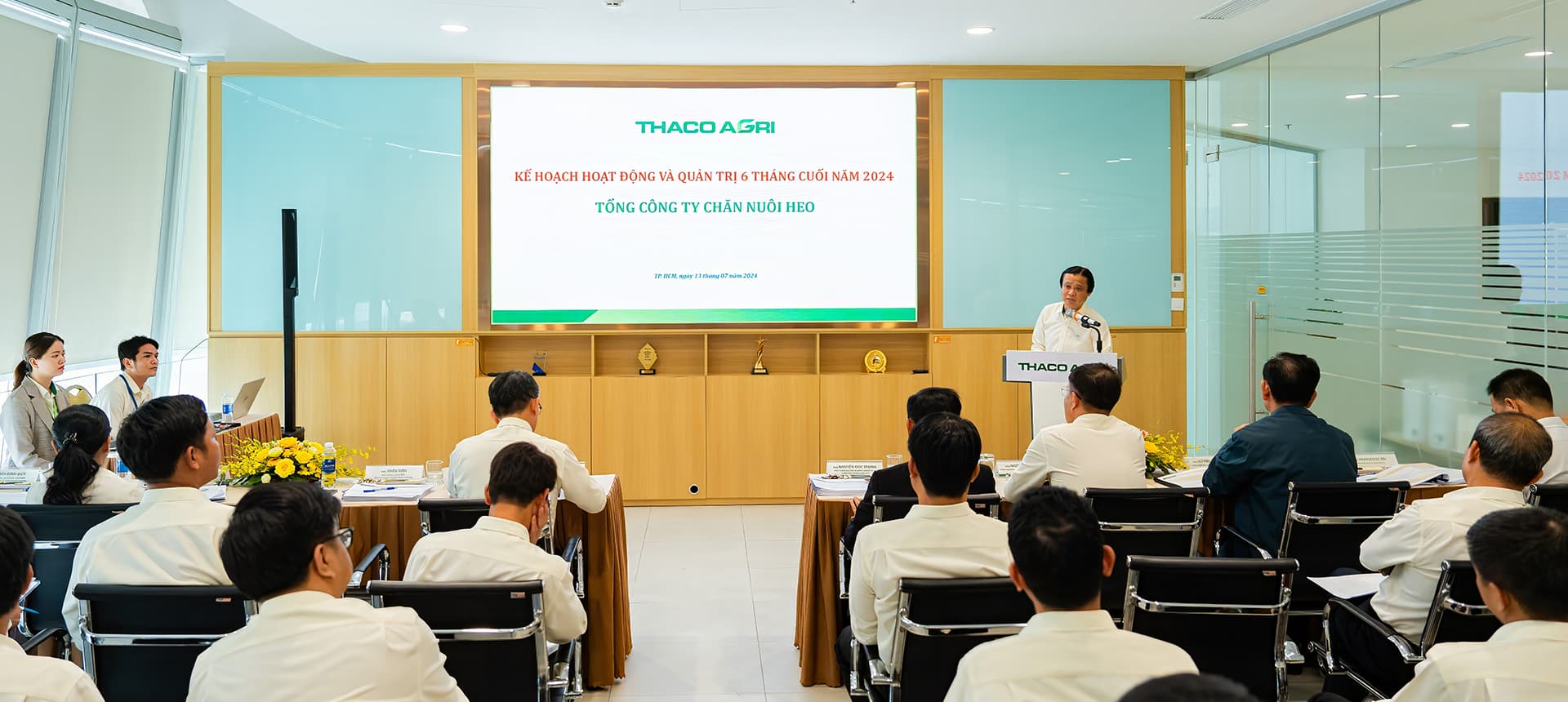 Ông Trần Tiến – Phó Tổng Giám đốc Tổng Công ty Chăn nuôi heo báo cáo tại Hội nghị Ông Trần Tiến – Phó Tổng Giám đốc Tổng Công ty Chăn nuôi heo báo cáo tại Hội nghị