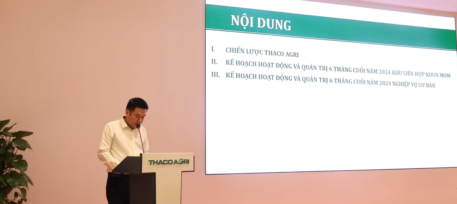 Ông Trịnh Tuấn Kiên – Phó Tổng Giám đốc Thường trực KLH Koun Mom báo cáo tại Hội nghị Ông Trịnh Tuấn Kiên – Phó Tổng Giám đốc Thường trực KLH Koun Mom báo cáo tại Hội nghị
