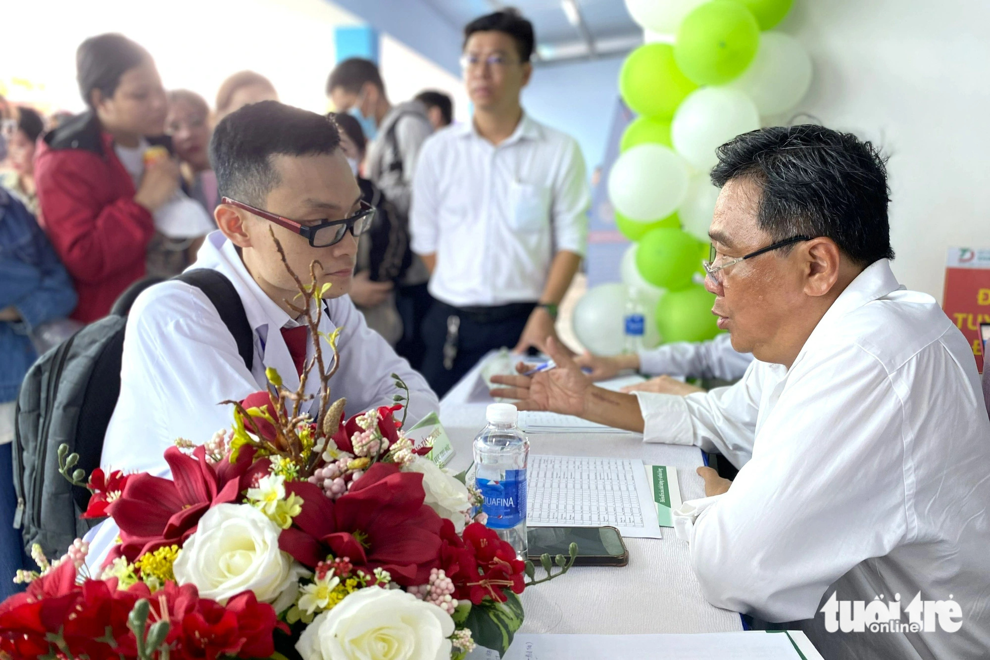 143 bác sĩ được tuyển dụng tại TP.HCM trong ngày hội việc làm lần 2- Ảnh 5. Có 53 đơn vị công lập thuộc Sở Y tế, Trung tâm Y tế quận, huyện thuộc thành phố Thủ Đức tham gia với nhu cầu tuyển dụng là hơn 350 chỉ tiêu - Ảnh: TIẾN QUỐC