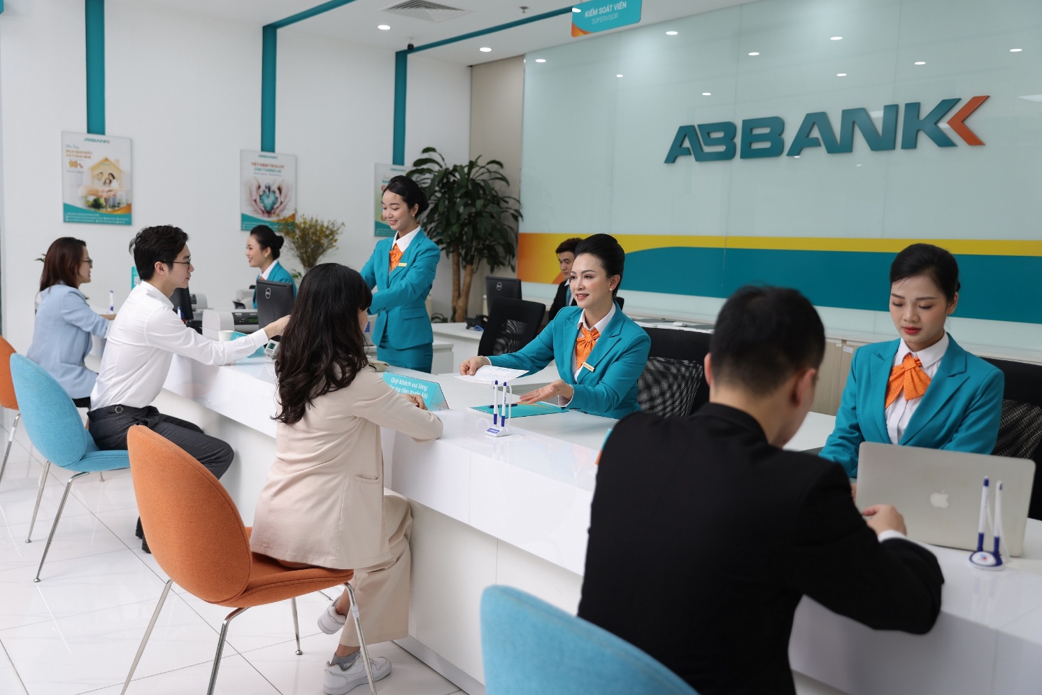 Abbank hoàn thành kế hoạch 6 tháng đầu năm 2024, chú trọng nâng cao trải nghiệm khách hàng trên nền tảng số- Ảnh 2. Abbank hoàn thành kế hoạch 6 tháng đầu năm 2024, chú trọng nâng cao trải nghiệm khách hàng trên nền tảng số- Ảnh 2.