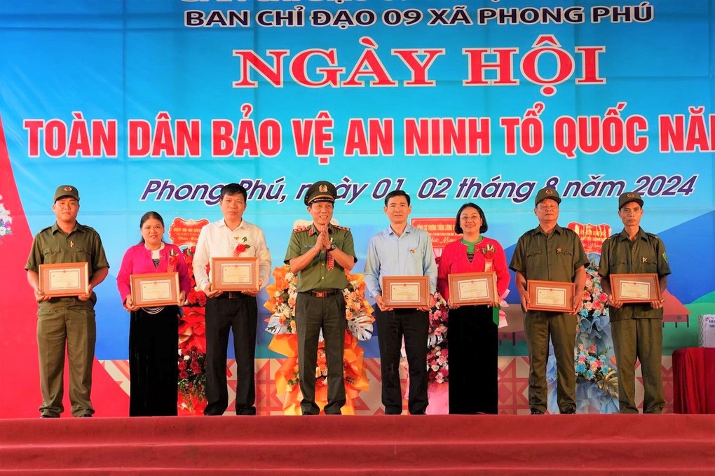 Bộ trưởng Công an dự ngày hội toàn dân bảo vệ an ninh tổ quốc ở Hòa Bình - 4 Bộ trưởng Công an dự ngày hội toàn dân bảo vệ an ninh tổ quốc ở Hòa Bình - 4