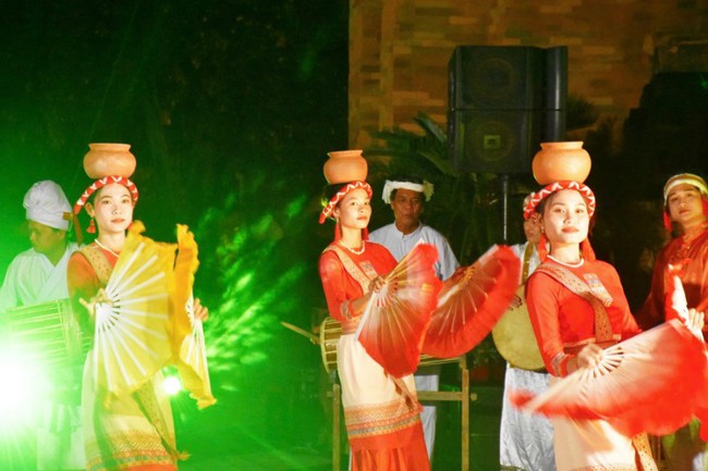 Khánh Hòa: Hai chương trình trải nghiệm đặc biệt “Linh thiêng xứ Trầm” và “Trăng soi dáng tháp” - Ảnh 2. Khánh Hòa: Hai chương trình trải nghiệm đặc biệt “Linh thiêng xứ Trầm” và “Trăng soi dáng tháp” - Ảnh 2.