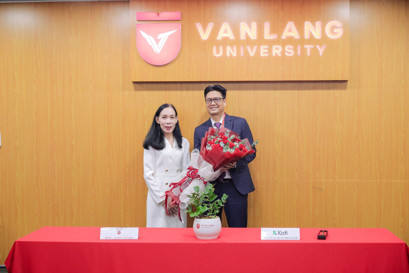 Chứng khoán Kafi hợp tác toàn diện cùng Trường đại học Văn Lang- Ảnh 2. Khoảnh khắc đánh dấu hợp tác giữa Chứng khoán Kafi và Trường đại học Văn Lang