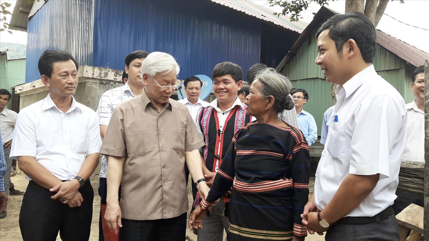 Tổng Bí thư Nguyễn Phú Trọng trò chuyện, lắng nghe tâm tư của bà con xã Ayun trong chuyến thăm năm 2017 Tổng Bí thư Nguyễn Phú Trọng trò chuyện, lắng nghe tâm tư của bà con xã Ayun trong chuyến thăm năm 2017