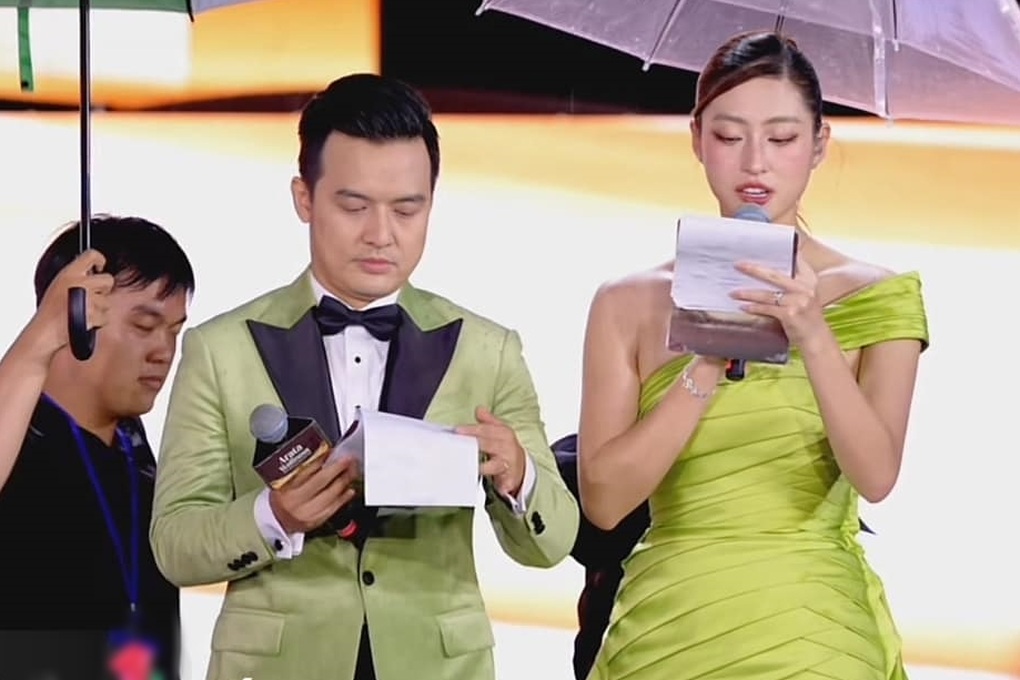 Chung kết Miss Grand Vietnam tạm dừng vì mưa to, khán giả đổ xô tìm chỗ trú - 3 Chung kết Miss Grand Vietnam tạm dừng vì mưa to, khán giả đổ xô tìm chỗ trú - 3
