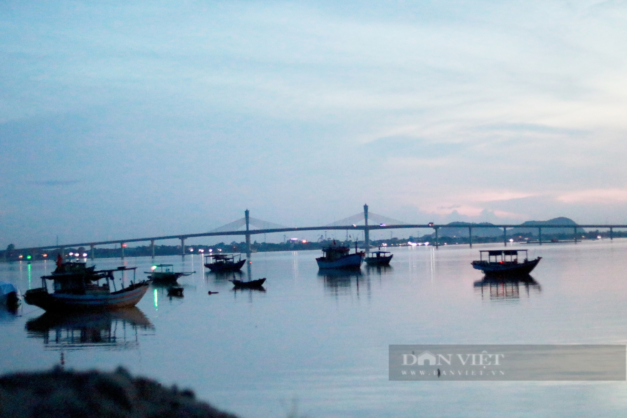 Ngắm bình minh bên cây cầu nghìn tỷ đẹp nhất xứ Nghệ- Ảnh 5. Ngắm bình minh bên cây cầu nghìn tỷ đẹp nhất xứ Nghệ- Ảnh 5.