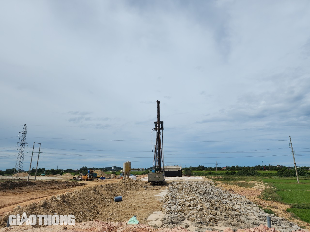 Gấp rút di dời lưới điện, đẩy tiến độ cao tốc Bắc - Nam qua Hà Tĩnh trước mùa mưa lũ- Ảnh 3. Gấp rút di dời lưới điện, đẩy tiến độ cao tốc Bắc - Nam qua Hà Tĩnh trước mùa mưa lũ- Ảnh 3.