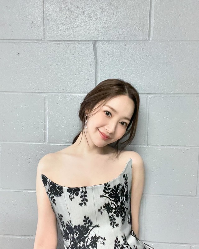 Khám phá tủ váy ngắn của Park Min Young - tuyệt chiêu cho cô nàng không tuổi- Ảnh 4. Khám phá tủ váy ngắn của Park Min Young - tuyệt chiêu cho cô nàng không tuổi- Ảnh 4.