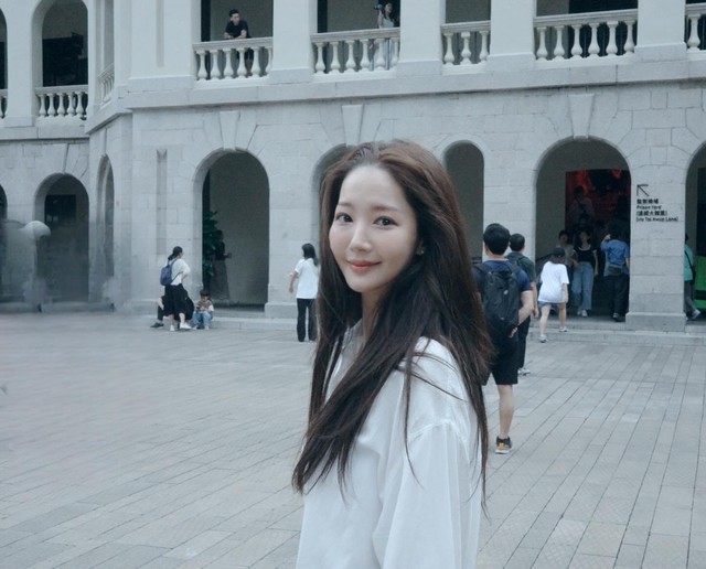 Khám phá tủ váy ngắn của Park Min Young - tuyệt chiêu cho cô nàng không tuổi- Ảnh 6. Khám phá tủ váy ngắn của Park Min Young - tuyệt chiêu cho cô nàng không tuổi- Ảnh 6.