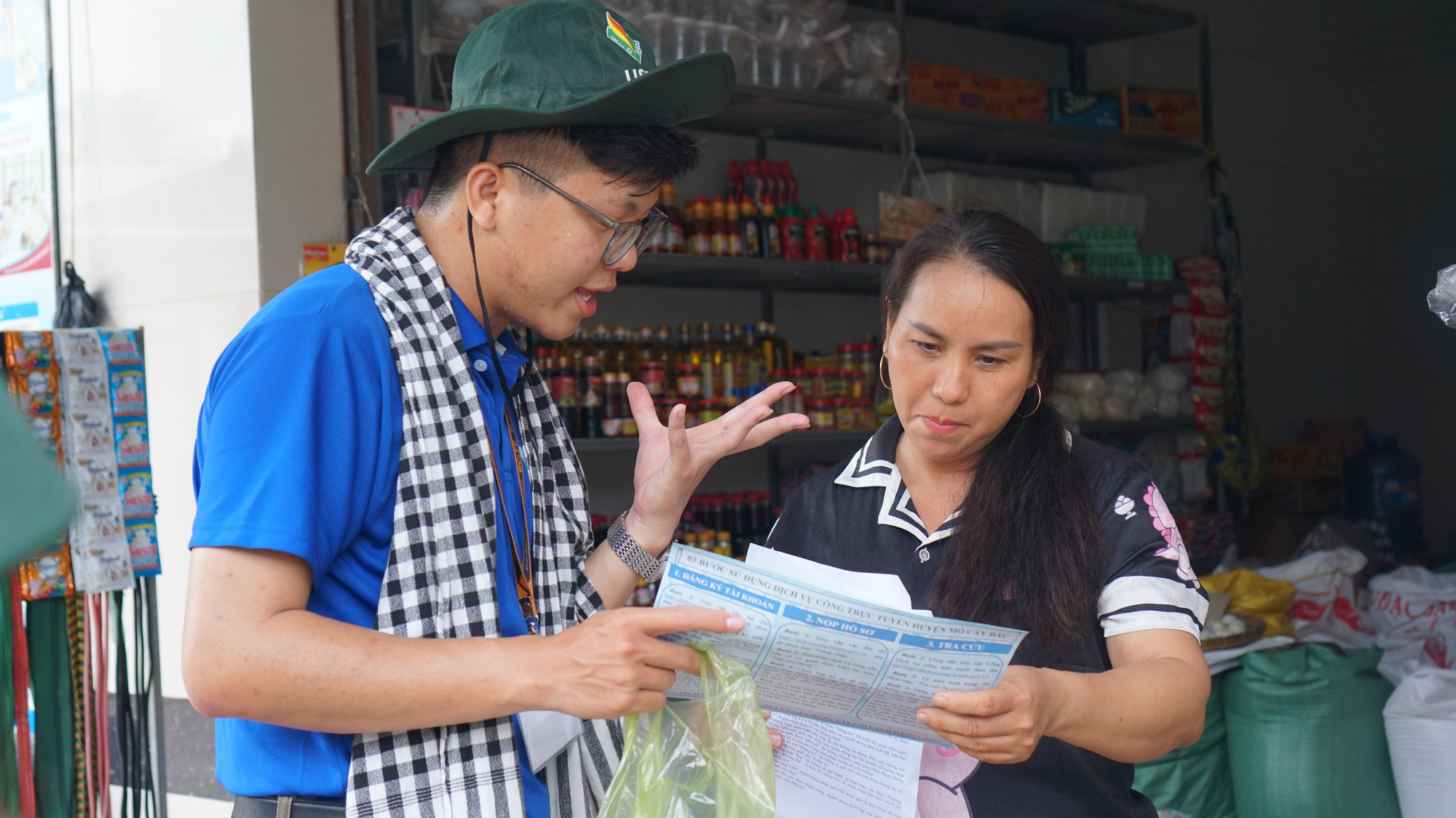 Chiến sĩ Nguyễn Đỗ Khải đến tận nhà hỗ trợ người dân cài đặt, đăng ký và kích hoạt tài khoản dịch vụ công trực tuyến 'Yêu thương tới bến' của sinh viên tình nguyện hè- Ảnh 5.