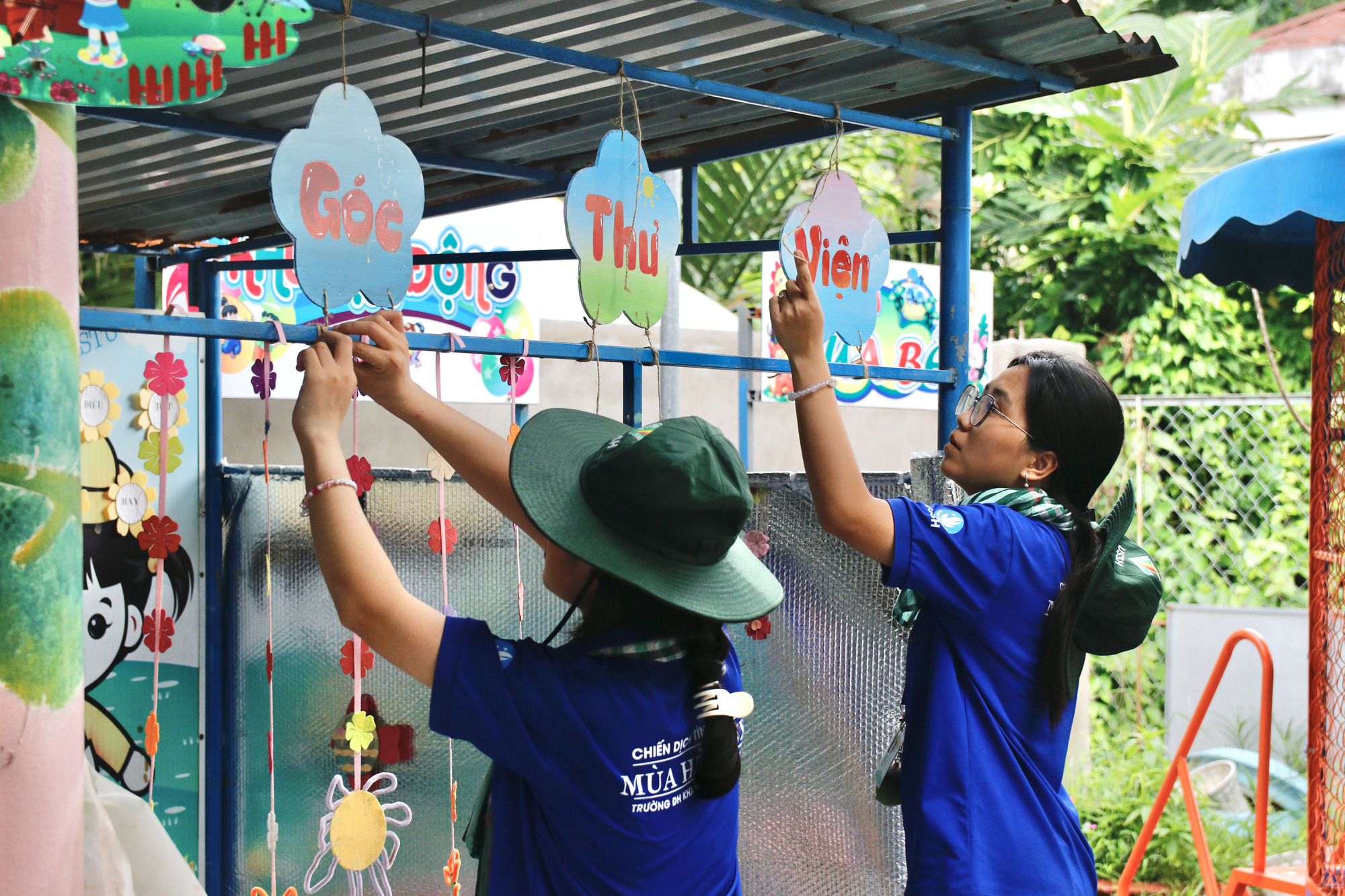 Góc thư viện sách dành cho đàn em thân thương 'Yêu thương tới bến' của sinh viên tình nguyện hè- Ảnh 4.