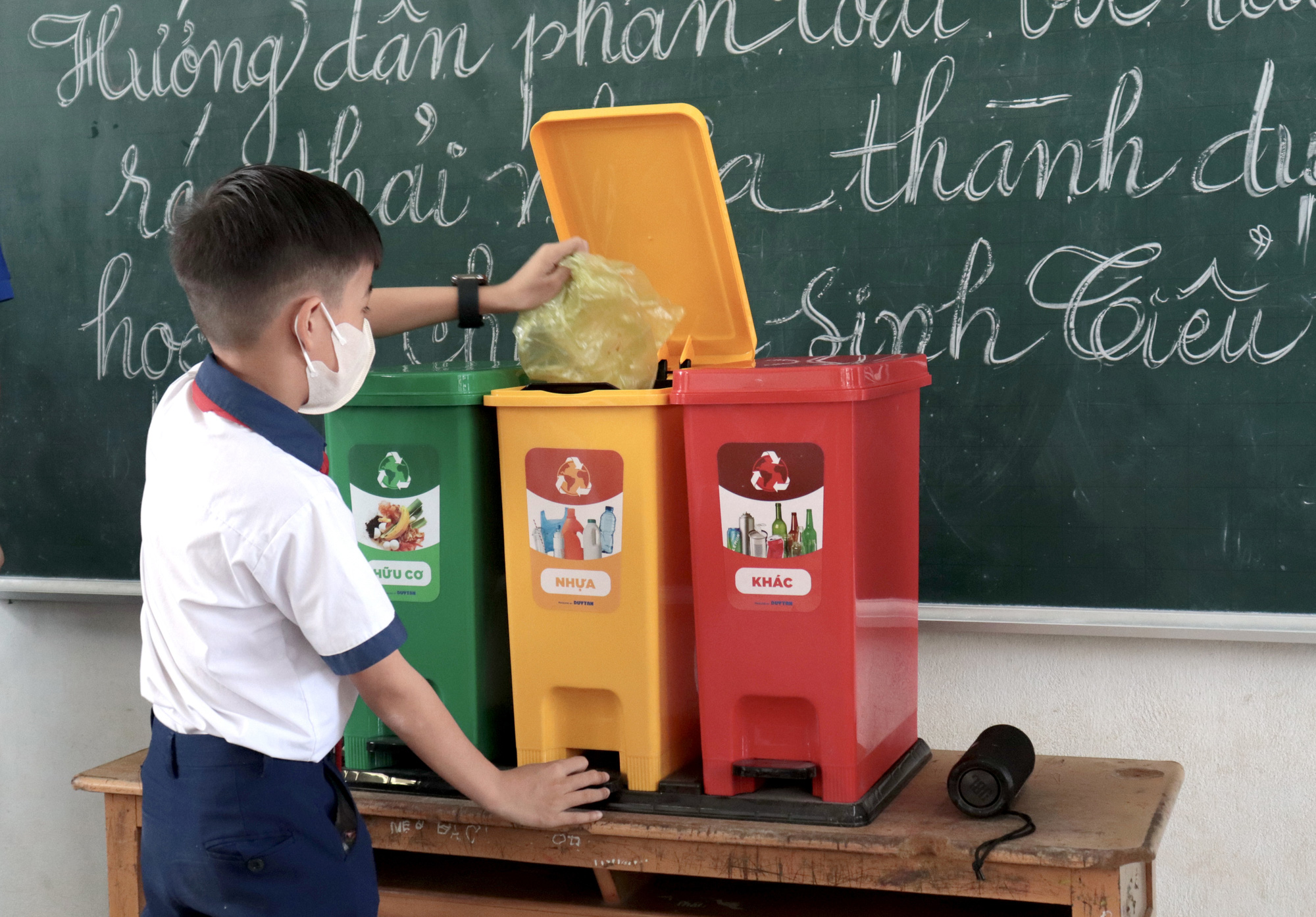 Buổi tập huấn kỹ năng hướng dẫn phân loại và tái chế rác thải nhựa thành dụng cụ học tập cho các em thiếu nhi 'Yêu thương tới bến' của sinh viên tình nguyện hè- Ảnh 6.