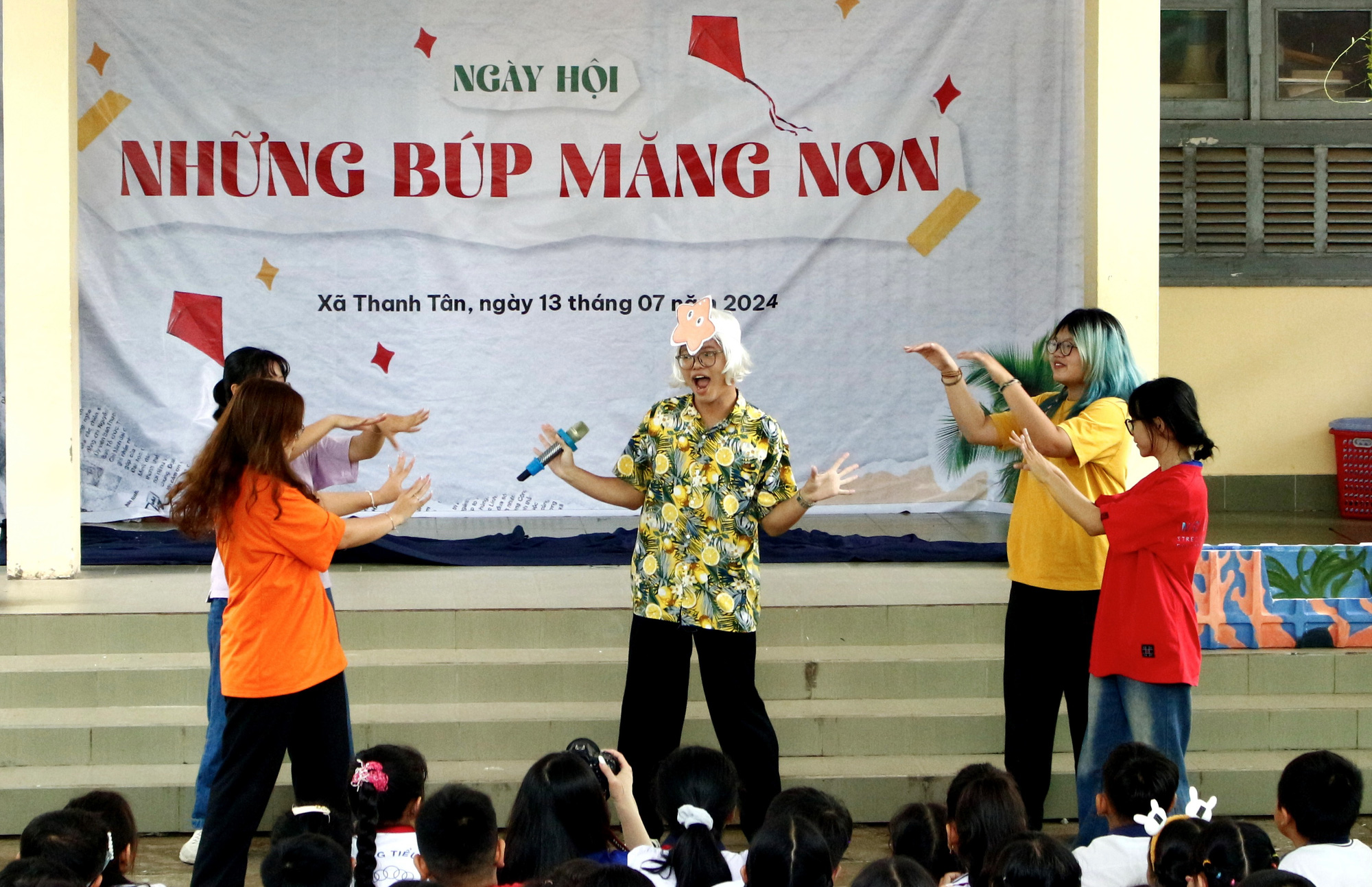Vở kịch “Thủy cung phiêu lưu ký” của chiến sĩ sinh viên tình nguyện tại ngày hội thiếu nhi với chủ đề Tình yêu quê hương đất nước 'Yêu thương tới bến' của sinh viên tình nguyện hè- Ảnh 9.