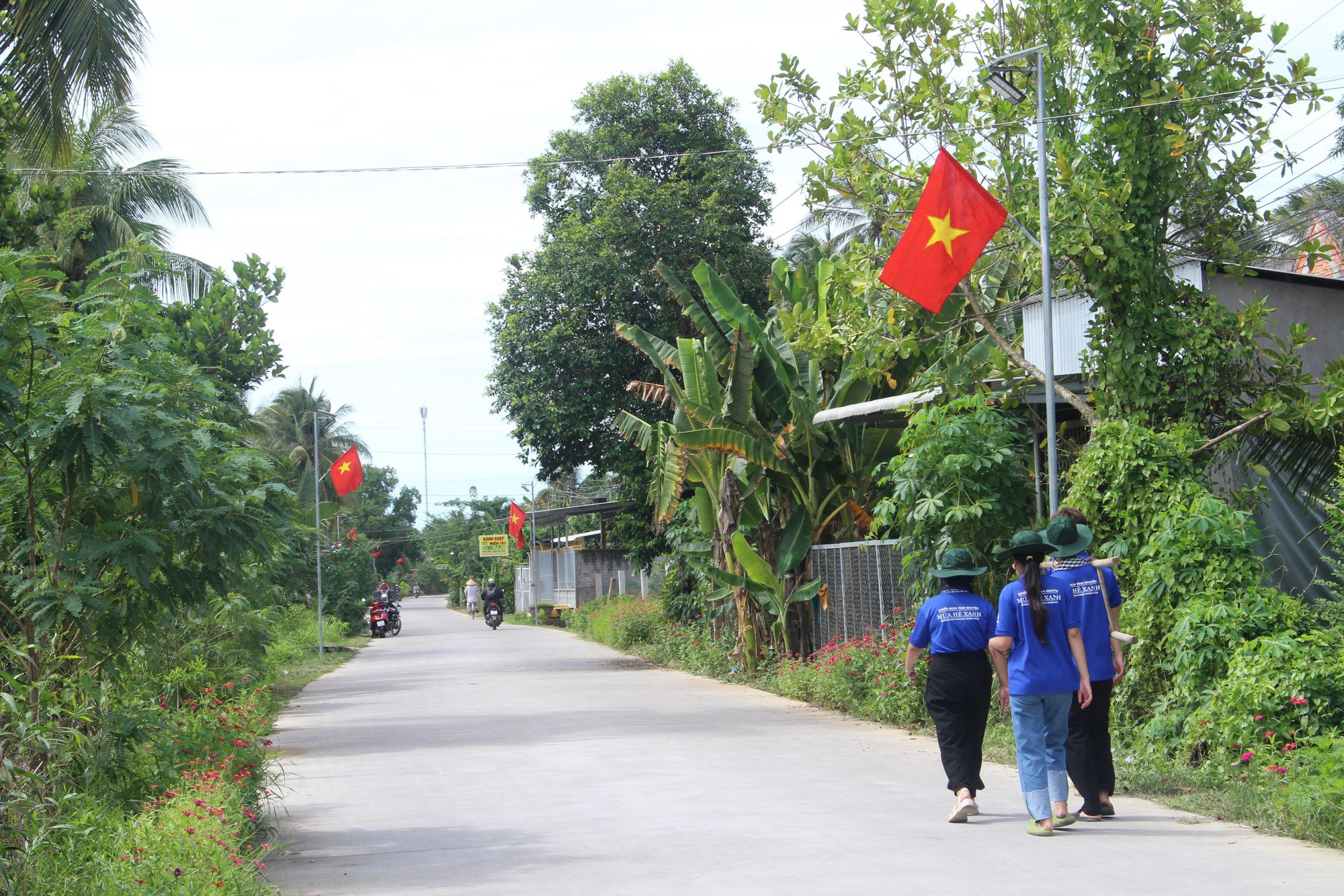 Những con đường làng được các chiến sĩ tình nguyện dọn dẹp sạch đẹp, cải thiện môi trường sống 'Yêu thương tới bến' của sinh viên tình nguyện hè- Ảnh 10.