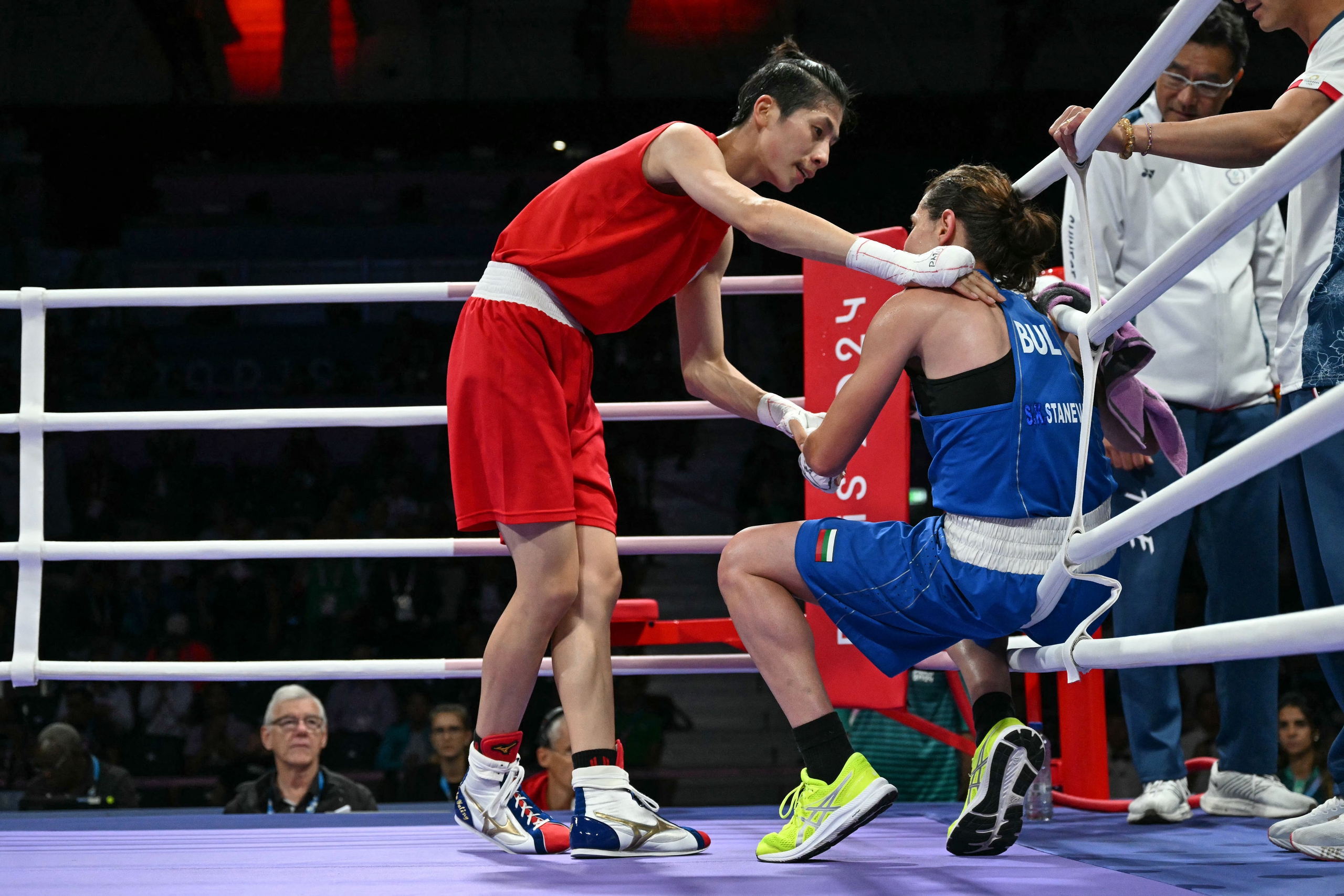 Lại thêm võ sĩ nữ bị nghi ngờ giới tính giành huy chương, Olympic 2024 thật kỳ lạ- Ảnh 2. Lại thêm võ sĩ nữ bị nghi ngờ giới tính giành huy chương, Olympic 2024 thật kỳ lạ- Ảnh 2.