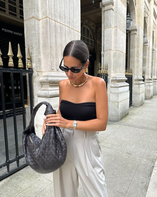 Áo bandeau top với quần tây, tối giản nhưng thanh lịch của mùa hè thu 2024- Ảnh 2. Áo bandeau top với quần tây, tối giản nhưng thanh lịch của mùa hè thu 2024- Ảnh 2.