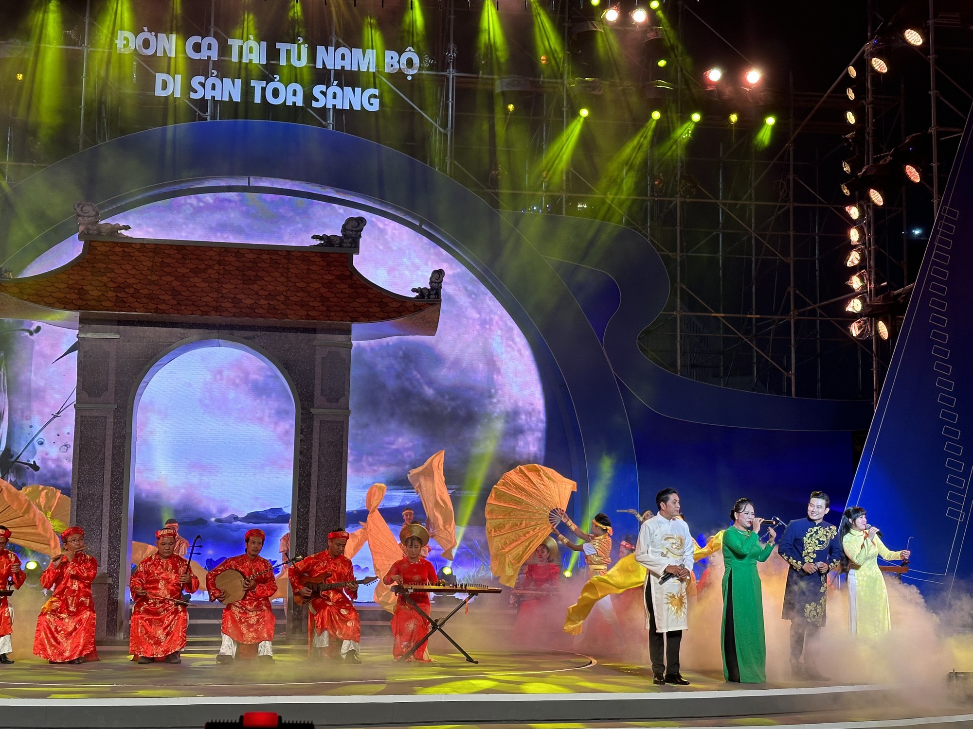 Rực rỡ chương trình nghệ thuật “Đờn ca tài tử Nam Bộ - Di sản tỏa sáng”
- Ảnh 2. Rực rỡ chương trình nghệ thuật “Đờn ca tài tử Nam Bộ - Di sản tỏa sáng”
- Ảnh 2.