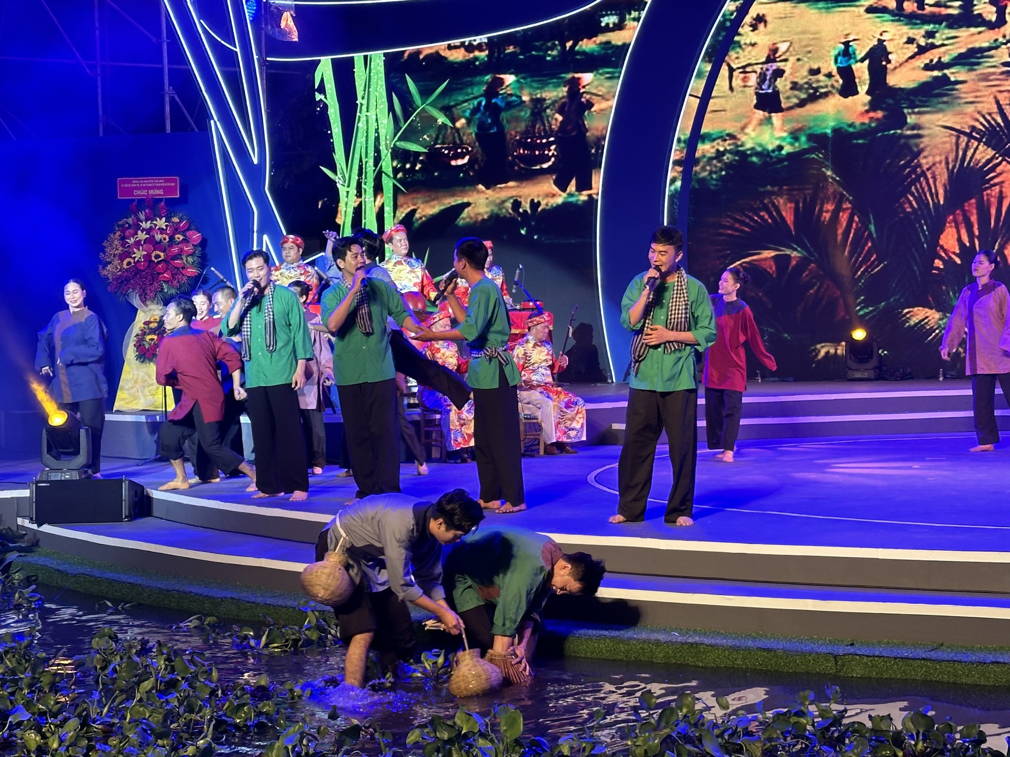 Rực rỡ chương trình nghệ thuật “Đờn ca tài tử Nam Bộ - Di sản tỏa sáng”
- Ảnh 3. Rực rỡ chương trình nghệ thuật “Đờn ca tài tử Nam Bộ - Di sản tỏa sáng”
- Ảnh 3.