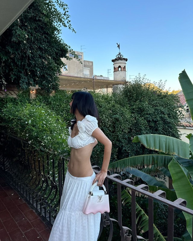 Lisa khoe khéo vòng eo với crop top có giá cao ngất ngưởng- Ảnh 2. Lisa khoe khéo vòng eo với crop top có giá cao ngất ngưởng- Ảnh 2.