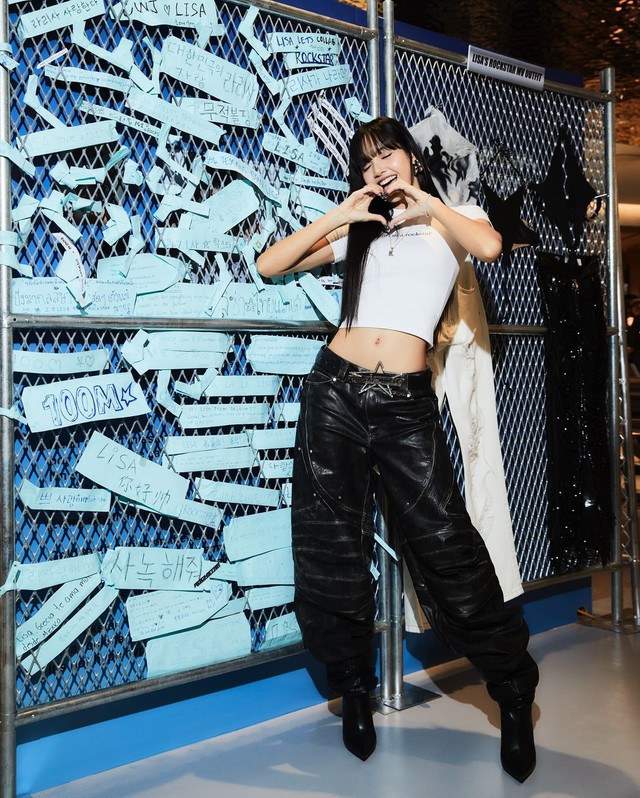 Lisa khoe khéo vòng eo với crop top có giá cao ngất ngưởng- Ảnh 3. Lisa khoe khéo vòng eo với crop top có giá cao ngất ngưởng- Ảnh 3.