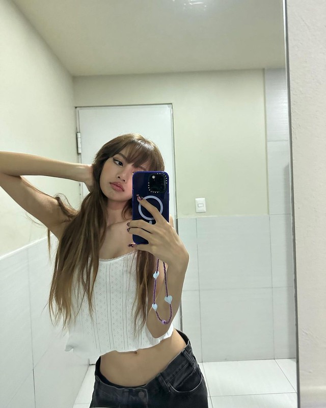 Lisa khoe khéo vòng eo với crop top có giá cao ngất ngưởng- Ảnh 5. Lisa khoe khéo vòng eo với crop top có giá cao ngất ngưởng- Ảnh 5.