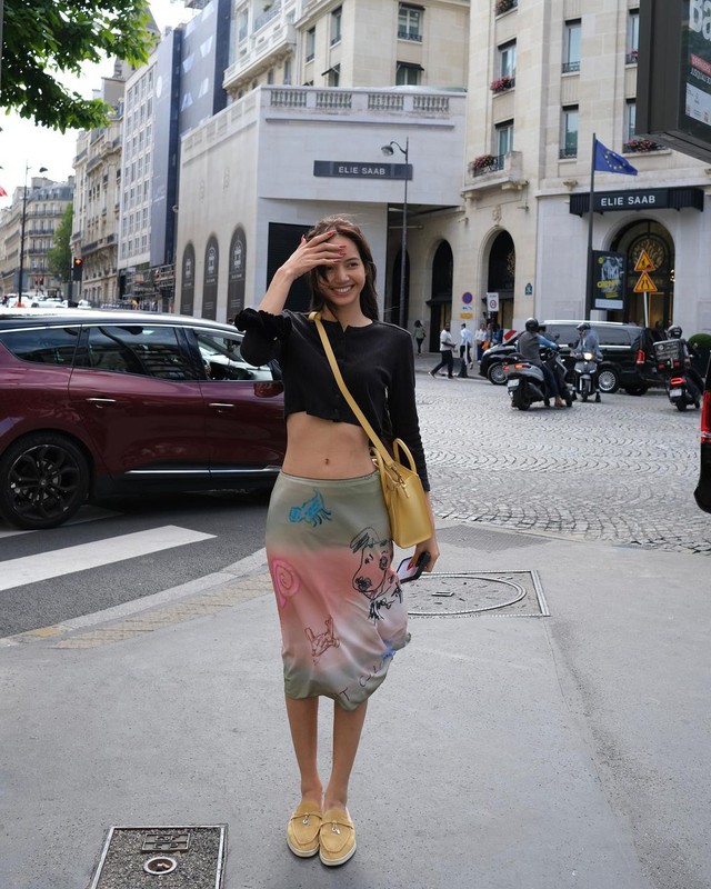 Lisa khoe khéo vòng eo với crop top có giá cao ngất ngưởng- Ảnh 7. Lisa khoe khéo vòng eo với crop top có giá cao ngất ngưởng- Ảnh 7.