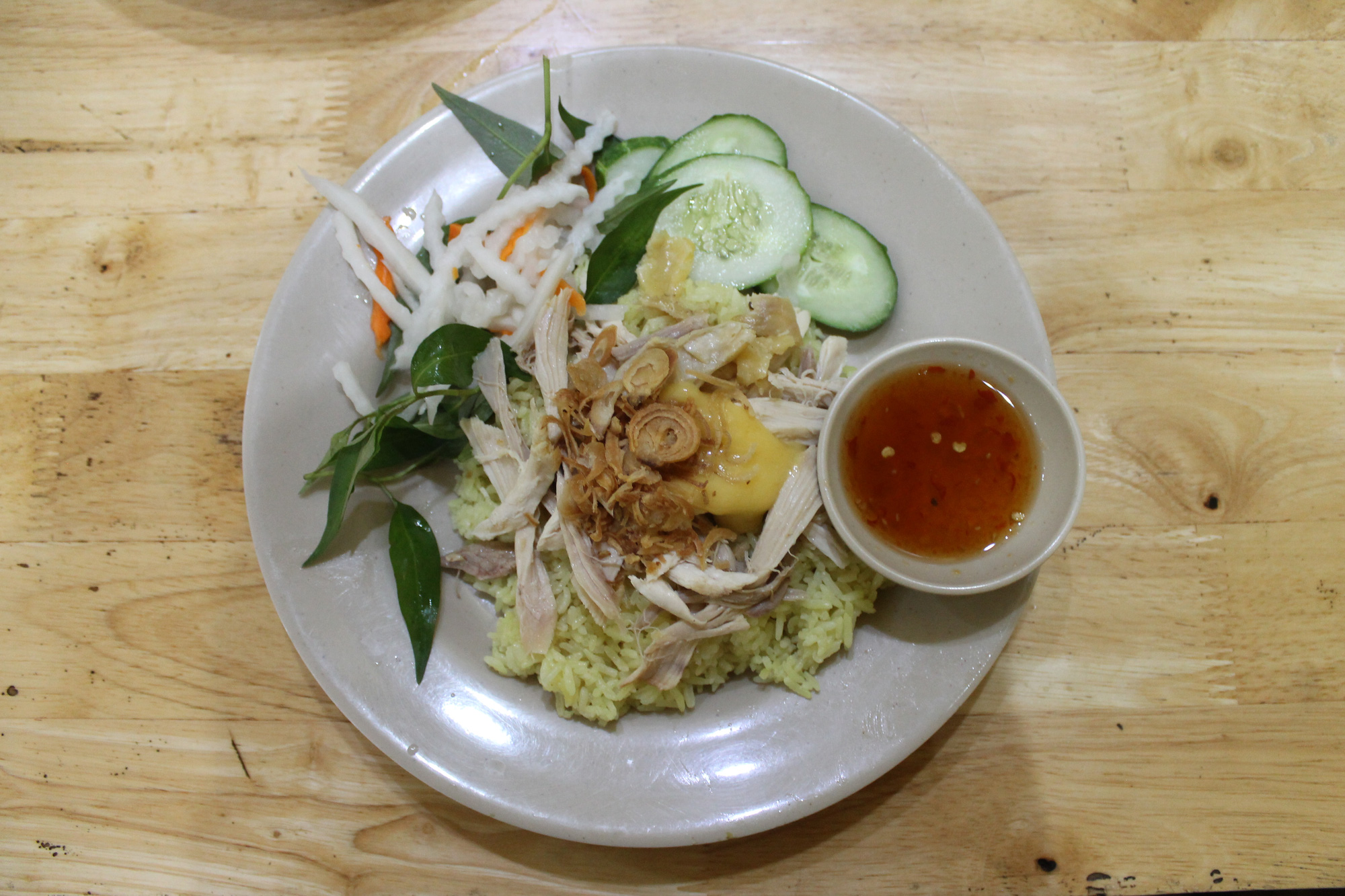 Đi tìm hương vị cơm gà Nha Trang tại TP.HCM- Ảnh 5. Phần cơm gà xé lớn của quán Hai Chị Em, hơi nhỏ so với giá 59.000 đồng - Ảnh: Tô Cường