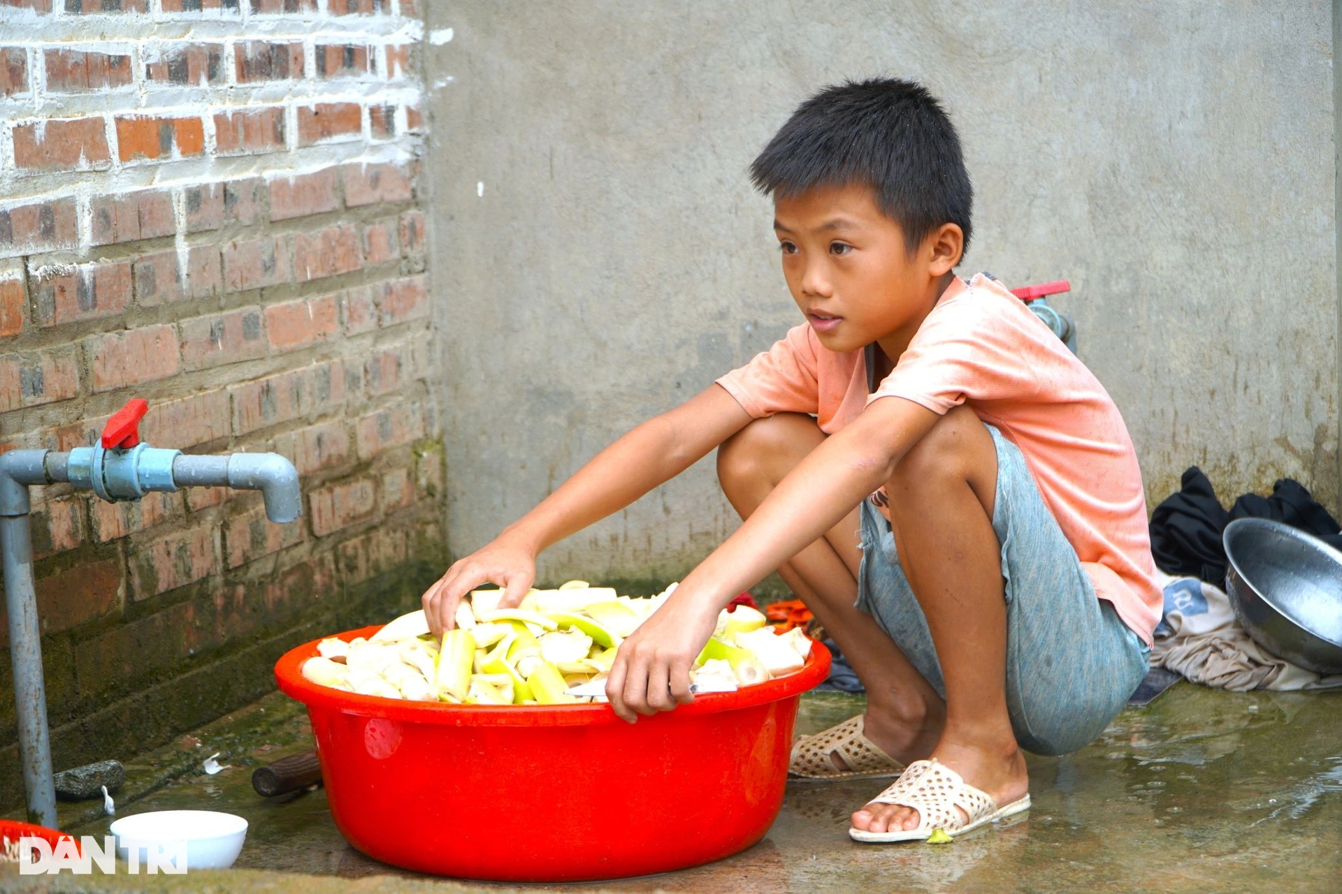 Kỳ nghỉ hè không như mơ của những đứa trẻ vùng cao - 10 Kỳ nghỉ hè không như mơ của những đứa trẻ vùng cao - 10