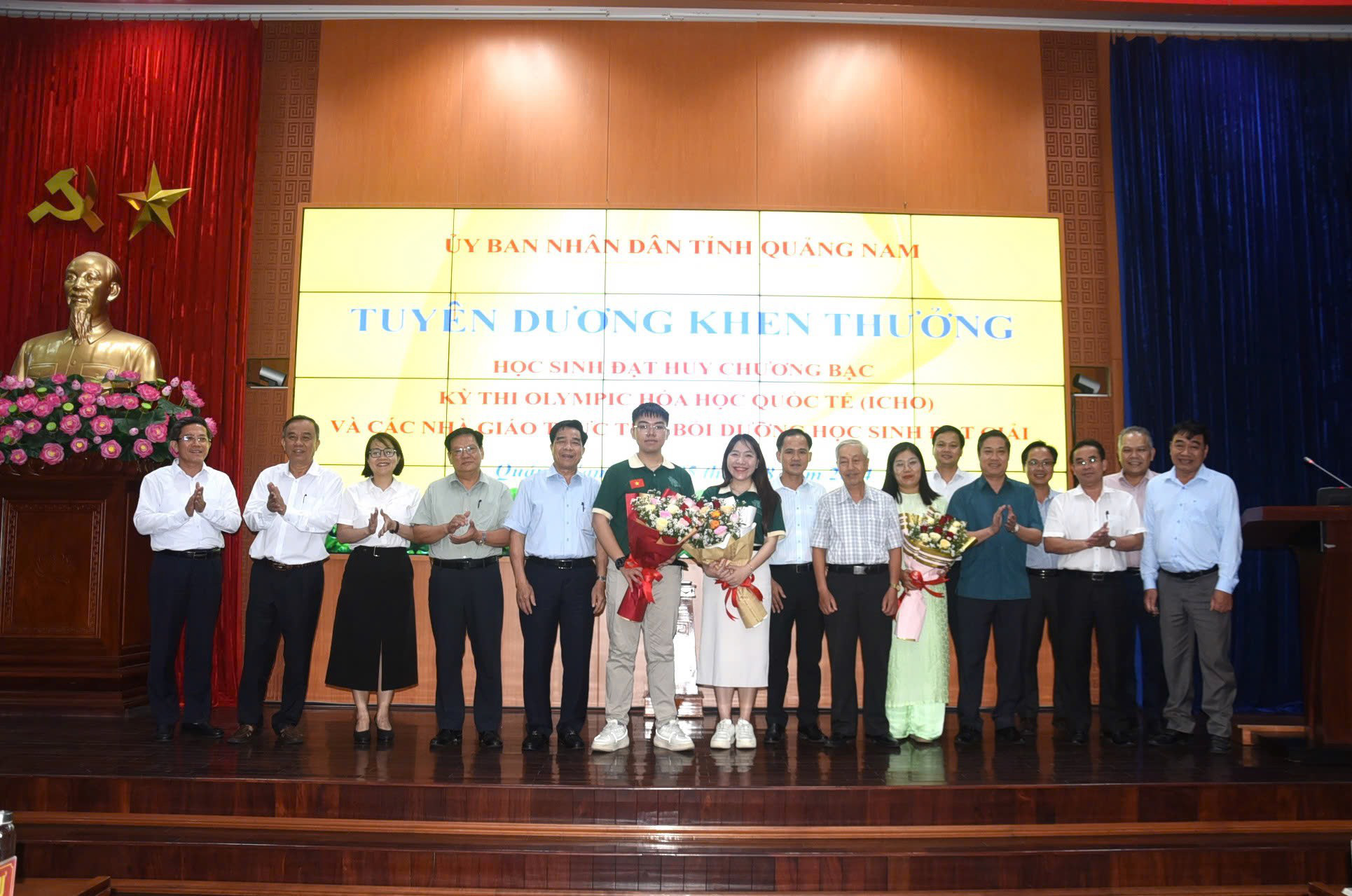 Quảng Nam thưởng 200 triệu đồng cho học sinh đoạt giải Olympic hóa học quốc tế- Ảnh 2. Đỗ Phú Quốc (thứ 6 từ trái qua) cùng gia đình, các thầy cô giáo và lãnh đạo tỉnh Quảng Nam trong lễ tuyên dương - Ảnh: TRANG PHƯƠNG