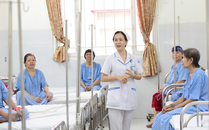 Tăng lương, ứng dụng công nghệ để hết 'khát' điều dưỡng- Ảnh 5. Làm sao hết "khát" điều dưỡng?