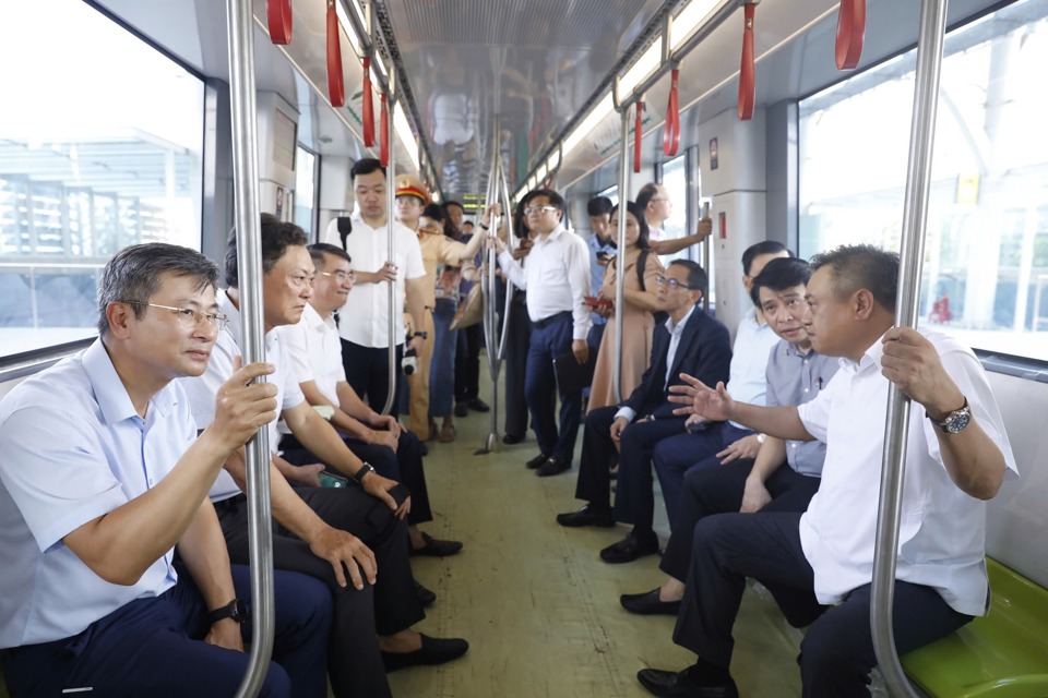 Chủ tịch UBND TP Hà Nội Trần Sỹ Thanh kiểm tra thực tế vận hành Dự án đầu tư tuyến đường sắt đô thị tại Ga số 1 (ga Nhổn) đến Ga số 8 (ga Cầu Giấy)