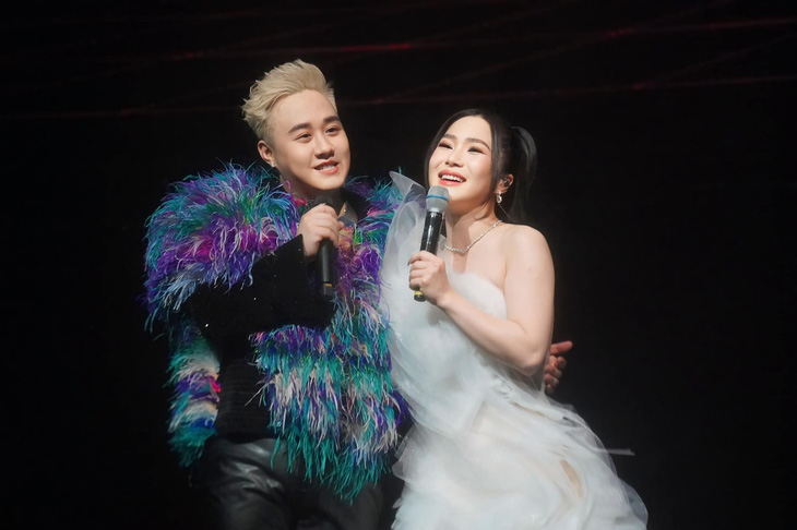 Trung Quân, Hương Tràm song ca trong live show của nam ca sĩ - Ảnh: NVCC Cẩm Ly, Hà Trần... làm live show, người cháy vé, người phải hủy ngang- Ảnh 2.