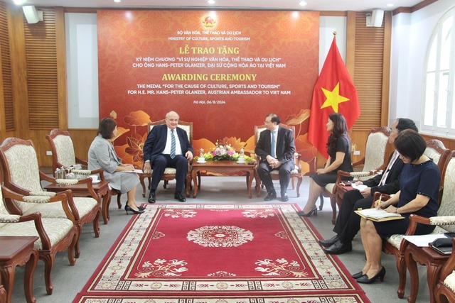 Trao tặng kỷ niệm chương “Vì sự nghiệp Văn hoá, Thể thao và Du lịch” cho Đại sứ Áo tại Việt Nam - Ảnh 2. Trao tặng kỷ niệm chương “Vì sự nghiệp Văn hoá, Thể thao và Du lịch” cho Đại sứ Áo tại Việt Nam - Ảnh 2.