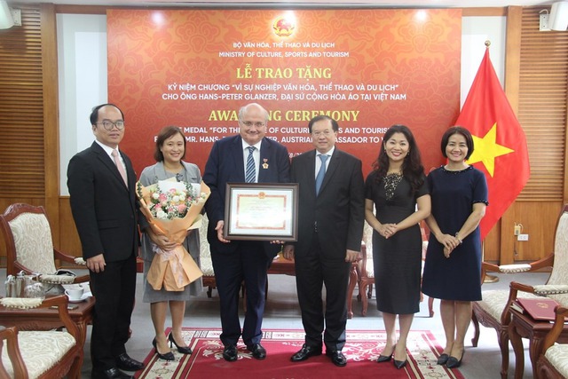 Trao tặng kỷ niệm chương “Vì sự nghiệp Văn hoá, Thể thao và Du lịch” cho Đại sứ Áo tại Việt Nam - Ảnh 3. Trao tặng kỷ niệm chương “Vì sự nghiệp Văn hoá, Thể thao và Du lịch” cho Đại sứ Áo tại Việt Nam - Ảnh 3.