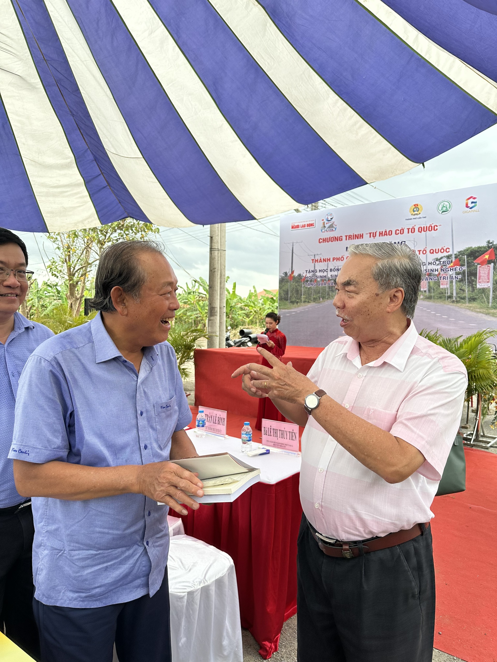 “Mai Vàng tri ân” thăm, tặng quà soạn giả Nhâm Hùng và họa sĩ Trần Thiện - Ảnh 4. “Mai Vàng tri ân” thăm, tặng quà soạn giả Nhâm Hùng và họa sĩ Trần Thiện - Ảnh 4.