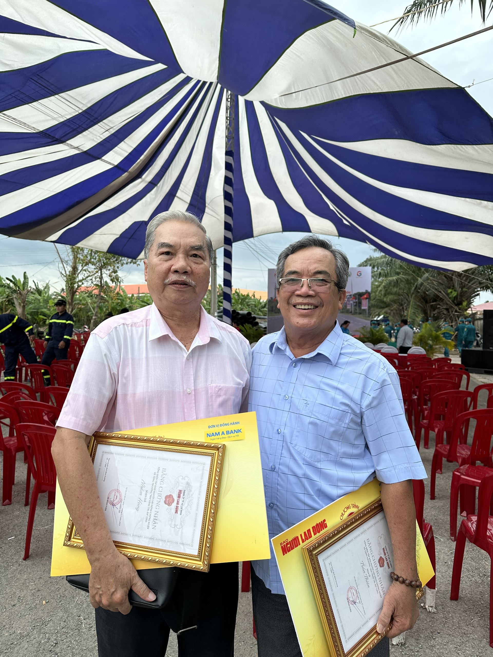 “Mai Vàng tri ân” thăm, tặng quà soạn giả Nhâm Hùng và họa sĩ Trần Thiện - Ảnh 7. “Mai Vàng tri ân” thăm, tặng quà soạn giả Nhâm Hùng và họa sĩ Trần Thiện - Ảnh 7.