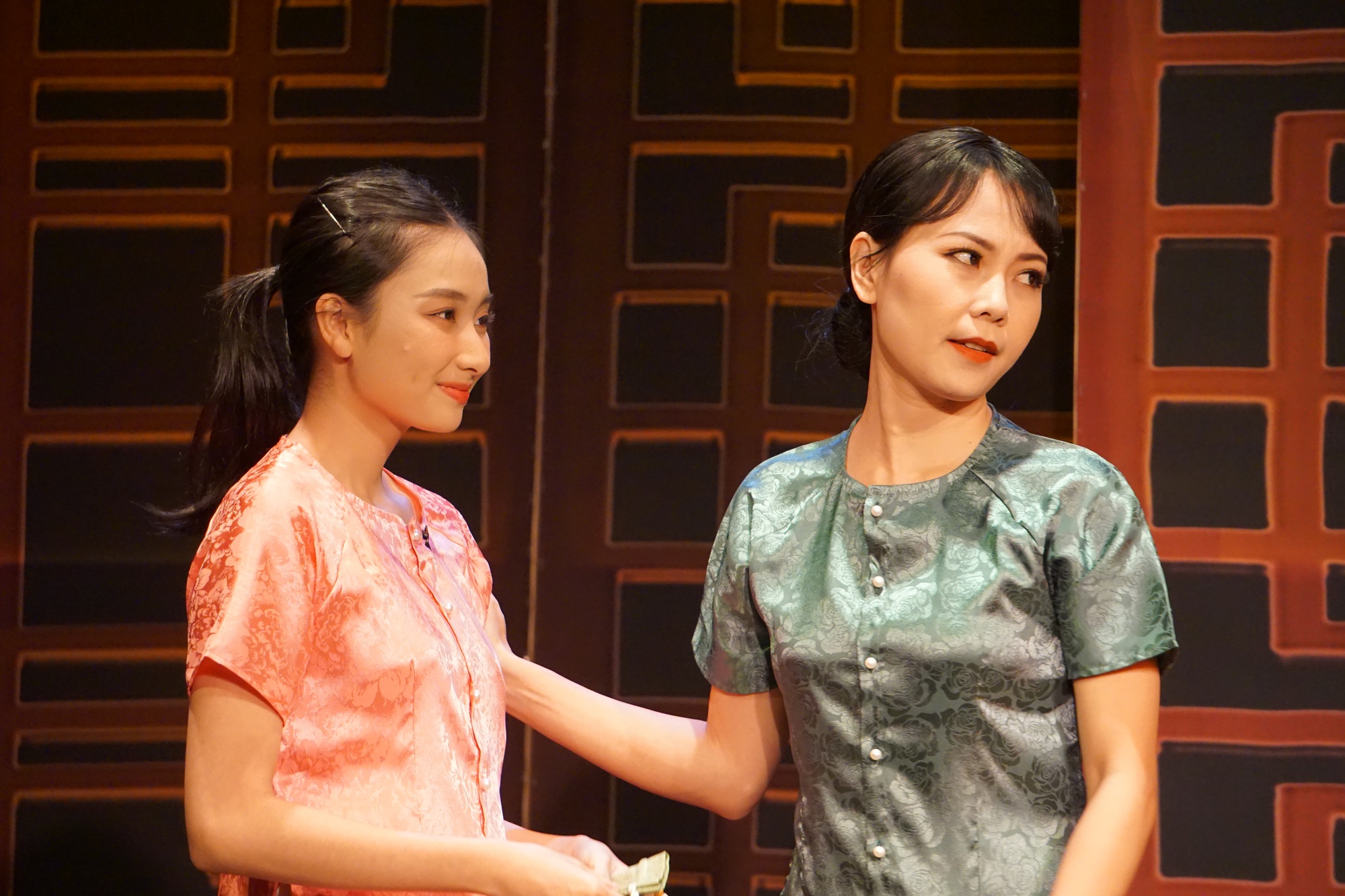 Vở Thủy quỷ của NSƯT Vũ Xuân Trang, gây ác lãnh nghiệp - Ảnh 4. Vở Thủy quỷ của NSƯT Vũ Xuân Trang, gây ác lãnh nghiệp - Ảnh 4.