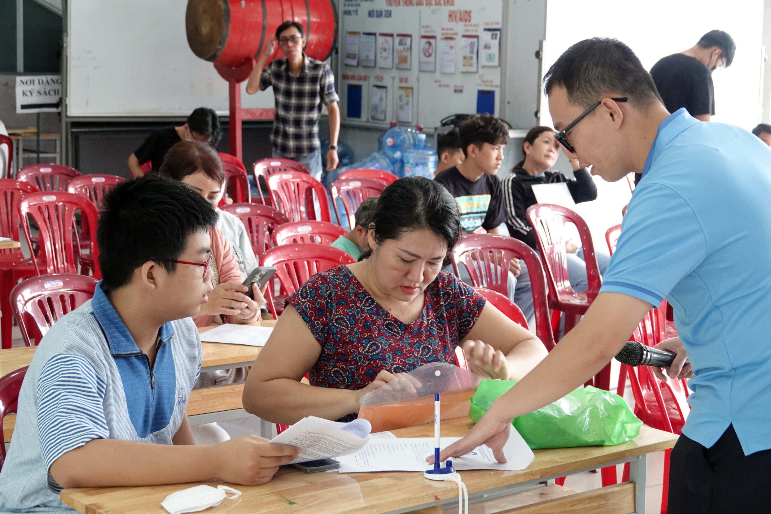 Tuyển bổ sung lớp 10: Thêm 1.400 thí sinh trúng tuyển trường công lập tại TP.HCM- Ảnh 2. Tuyển bổ sung lớp 10: Thêm 1.400 thí sinh trúng tuyển trường công lập tại TP.HCM- Ảnh 2.