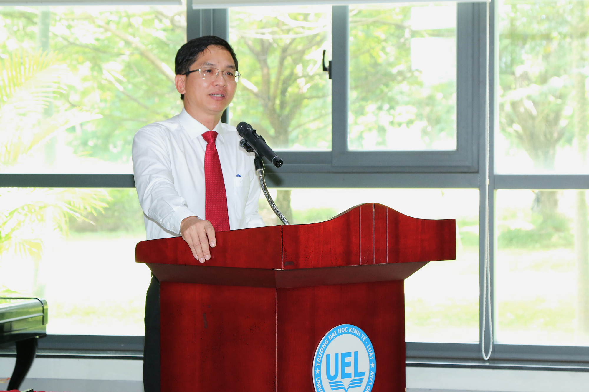 Có con đường mang tên Công nghệ tài chính trong trường đại học- Ảnh 2. PGS.TS Hoàng Công Gia Khánh - hiệu trưởng UEL - phát biểu tại Lễ công bố chuỗi sự kiện thường niên HFR - Ảnh: A.H.