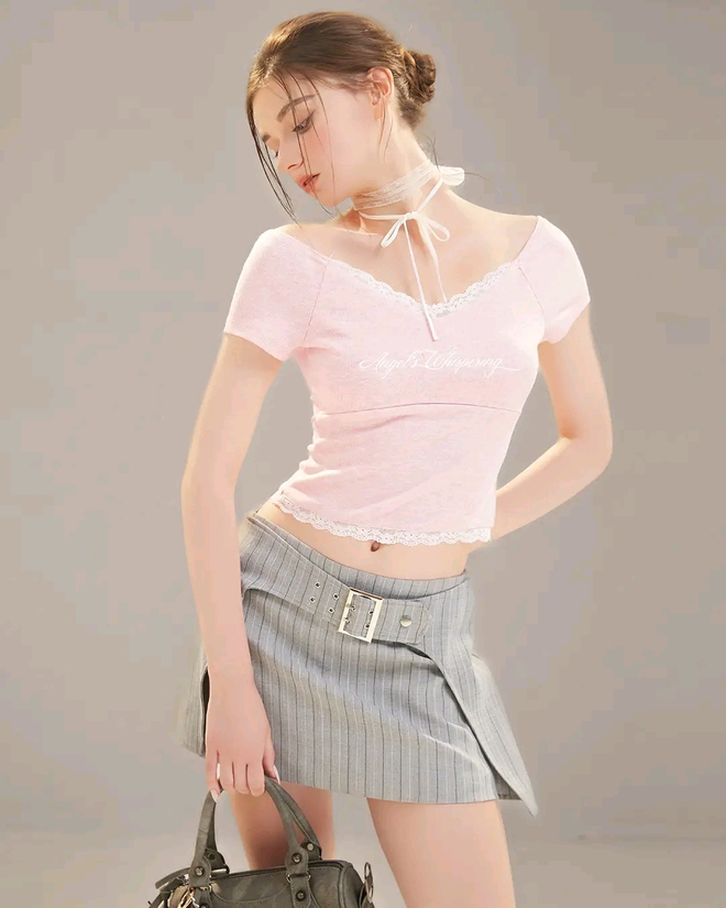 Mê ‘không lối thoát’ với những chiếc áo T-shirt đa di năng- Ảnh 3. Mê ‘không lối thoát’ với những chiếc áo T-shirt đa di năng- Ảnh 3.