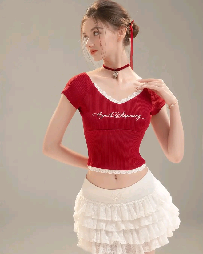 Mê ‘không lối thoát’ với những chiếc áo T-shirt đa di năng- Ảnh 4. Mê ‘không lối thoát’ với những chiếc áo T-shirt đa di năng- Ảnh 4.