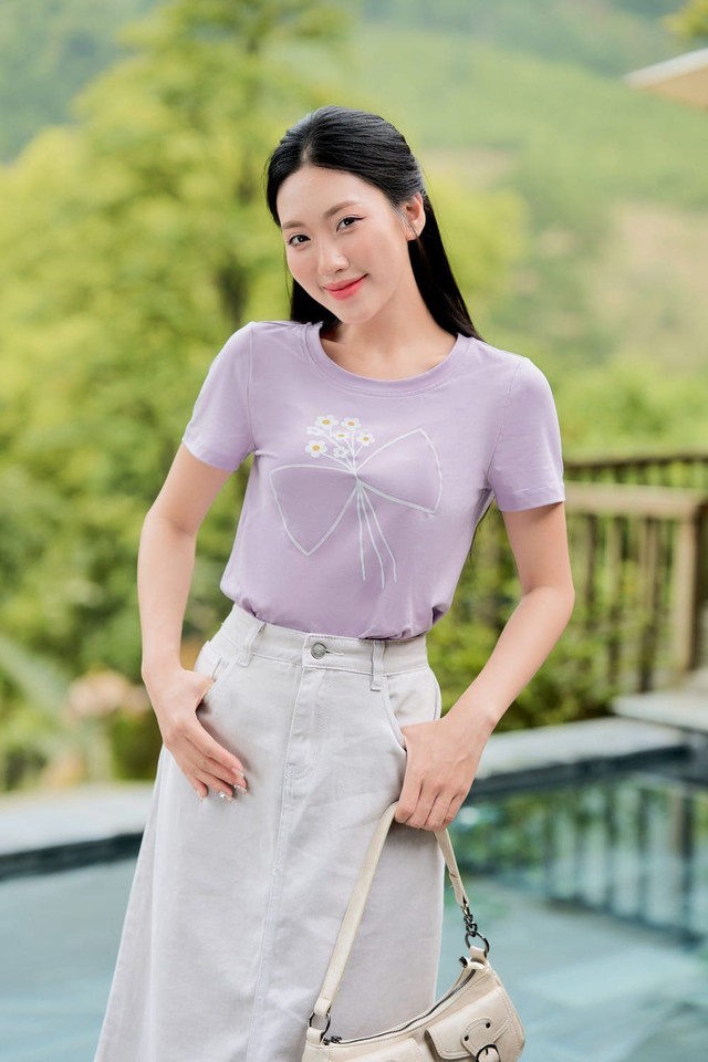Mê ‘không lối thoát’ với những chiếc áo T-shirt đa di năng- Ảnh 8. Mê ‘không lối thoát’ với những chiếc áo T-shirt đa di năng- Ảnh 8.