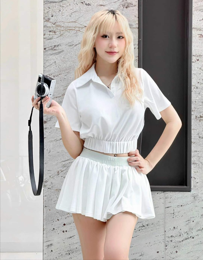 Mê ‘không lối thoát’ với những chiếc áo T-shirt đa di năng- Ảnh 9. Mê ‘không lối thoát’ với những chiếc áo T-shirt đa di năng- Ảnh 9.