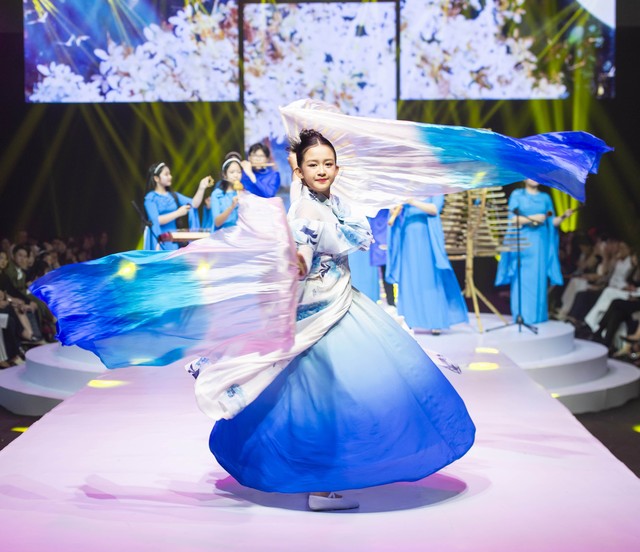 Dàn mẫu nhí thế hệ mới đa tài, vừa catwalk vừa trình diễn nhạc cụ- Ảnh 4. Dàn mẫu nhí thế hệ mới đa tài, vừa catwalk vừa trình diễn nhạc cụ- Ảnh 4.