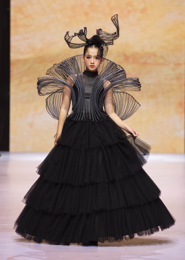 Dàn mẫu nhí thế hệ mới đa tài, vừa catwalk vừa trình diễn nhạc cụ- Ảnh 5. Dàn mẫu nhí thế hệ mới đa tài, vừa catwalk vừa trình diễn nhạc cụ- Ảnh 5.
