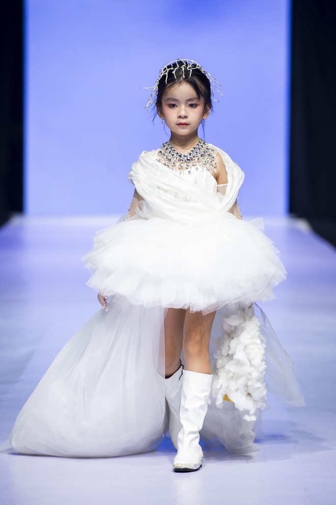 Dàn mẫu nhí thế hệ mới đa tài, vừa catwalk vừa trình diễn nhạc cụ- Ảnh 9. Dàn mẫu nhí thế hệ mới đa tài, vừa catwalk vừa trình diễn nhạc cụ- Ảnh 9.