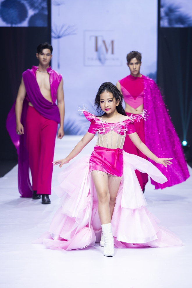 Dàn mẫu nhí thế hệ mới đa tài, vừa catwalk vừa trình diễn nhạc cụ- Ảnh 10. Dàn mẫu nhí thế hệ mới đa tài, vừa catwalk vừa trình diễn nhạc cụ- Ảnh 10.
